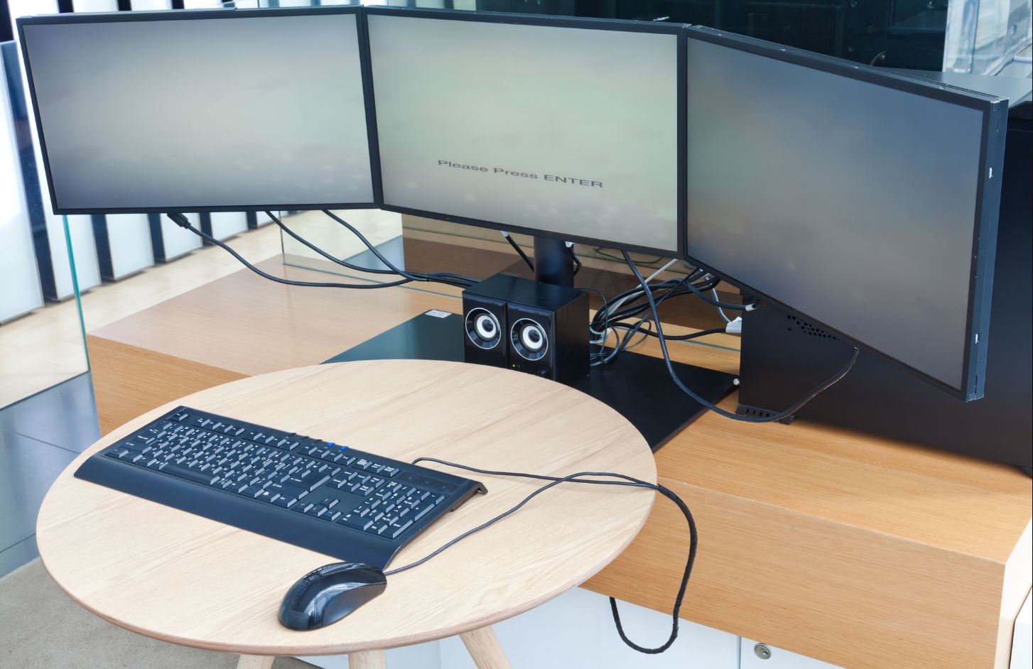 How to connect three monitors to a pc